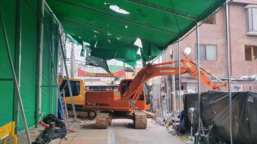 사랑제일교회 안에 배치된 굴착기 [촬영 정성조]