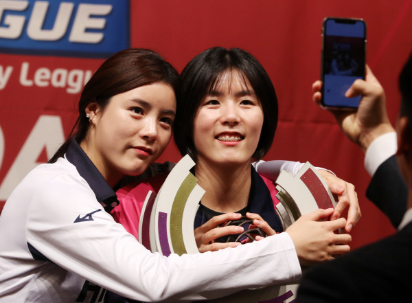 흥국생명의 이재영(오른쪽)과 이다영. 뉴시스