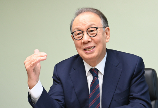 주인기 연세대 명예교수가 지난 8일 서울 중구 새문안로 문화일보 본사에서 “코로나19로 인한 언택트 시대에 스위치 하나만 누르면 전 세계 어디든 연결이 된다”며 “젊은이들이 한국 안에서 ‘우리가 최고’라고 할 게 아니라 넓은 세상을 향한 식견으로 어떤 공헌을 할 수 있는지를 고민해야 한다”고 강조하고 있다.  김호웅 기자