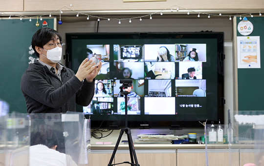 서울시교육청이 15일부터 31일까지 유치원과 초등학교 전면 원격수업 전환을 결정한 가운데 14일 서울 노원구 화랑초에서 원격수업이 이뤄지고 있다.  연합뉴스