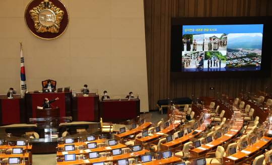태영호(왼쪽 발언대 위) 국민의힘 의원이 14일 오전 국회 본회의에서 남북관계발전법 개정안을 반대하는 필리버스터를 하고 있다.  연합뉴스