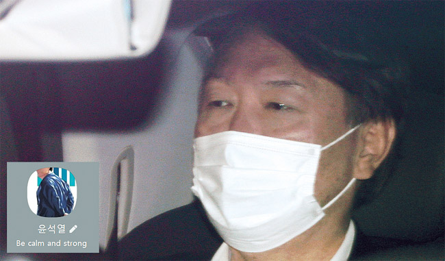 윤석열 검찰총장이 14일 오전 서울 서초구 대검찰청으로 출근하면서 승용차 뒷좌석에 앉아 생각에 잠겨 있다. 왼쪽 아래는 2차 징계위를 앞둔 윤 총장이 이날 카카오톡 프로필에 “Be calm and strong(침착하고 강력하게)”이라는 영어 문구를 적고 검찰 로고 앞에 뒷짐을 진 자신의 캐릭터를 올린 사진.  뉴시스·카카오톡캡처