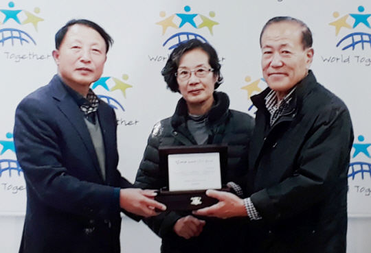 지난 11월14일 에티오피아 생존 참전용사 118명에게 3542만 500원 기탁식을 가진 강성진(오른쪽)씨 부부가 엄기학(왼쪽) 월드투게더 회장으로부터 감사패를 받고 있다. 한국전쟁기념재단 제공