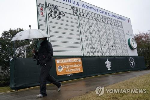 폭우로 중단된 US여자오픈 순위판 옆을 대회 관계자가 지나고 있다. [AP=연합뉴스]