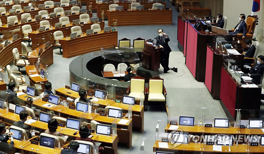 (서울=연합뉴스) 14일 새벽 국회 본회의에서 7시간을 넘기며 남북관계발전법 개정안에 대해 무제한 토론을 이어가고 있는 국민의힘 태영호 의원이 구두를 벗은 채로 발언을 계속하고 있다.