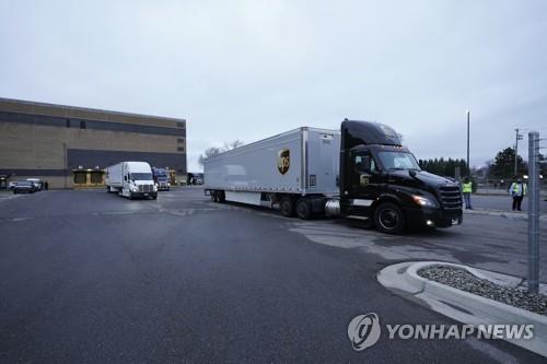 첫 배포 백신 싣고 미국 미시간 공장 출발하는 트럭 [EPA=연합뉴스]