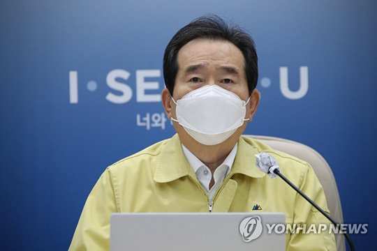 (서울=연합뉴스) 정세균 국무총리가 월요일인 14일 오전 서울시청에서 코로나19 대응 중앙재난안전대책본부(중대본) 겸 수도권 상황점검회의를 주재하고 있다. 정 총리는 현재 주 3회(수·금·일요일) 주재하는 중대본 회의를 가능한 한 매일 주재하며 직접 방역 상황을 챙기고 가용한 행정력도 최대한 방역 대응에 투입할 예정이다. 2020.12.14