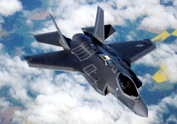 미국은 2010∼2019년 무기수출액 규모 약 962억 달러로 무기 수출국 1위를 차지했다. 2015∼2019년 동안 전체 수출 물량 점유율은 31%에서 36% 증가했다. 2010∼2019 항공기가 전체 무기 수출의 57.5%로 수출의 대부분을 차지했다. 미국이 해외수출용으로 제작한 5세대 스텔스 전투기 F-35A .록히드마틴 제공