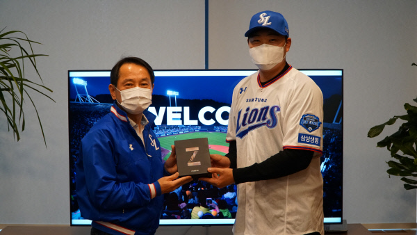 오재일이 14일 오후 서울 중구 삼성 라이온즈 구단 사무실에서 자유계약(FA) 사인을 마친 뒤 원기찬 구단 사장에게 최신형 핸드폰을 선물 받고 기념 촬영을 하고 있다.  삼성 제공