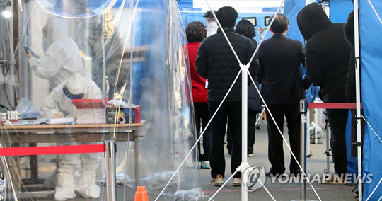 (대구=연합뉴스) 대구 지역 확진자가 증가세를 보이며 14일 오후 대구 수성구보건소 선별진료소에서 의료진이 분주하게 신종 코로나바이러스 감염증(코로나19) 검사를 하고 있다. 2020.12.14