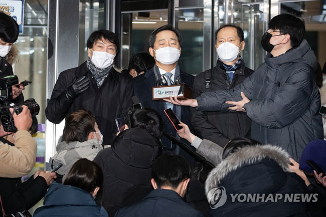 (과천=연합뉴스) 김도훈 기자 = 윤석열 검찰총장 측 특별변호인 손경식(왼쪽부터)·이석웅·이완규 변호사가 15일 정부과천청사 법무부에서 열린 윤 총장에 대한 검사징계위원회 2차 심의를 마친 후 건물을 나서며 취재진 질문에 답하고 있다. 2020.12.15