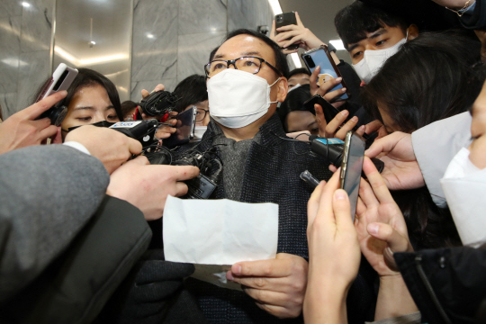 정한중 검사징계위원장 직무대리가 16일 새벽 법무부 청사를 나서면서 윤석열 검찰총장에 대한 정직 2개월 처분 배경을 기자들에게 설명하고 있다.  뉴시스
