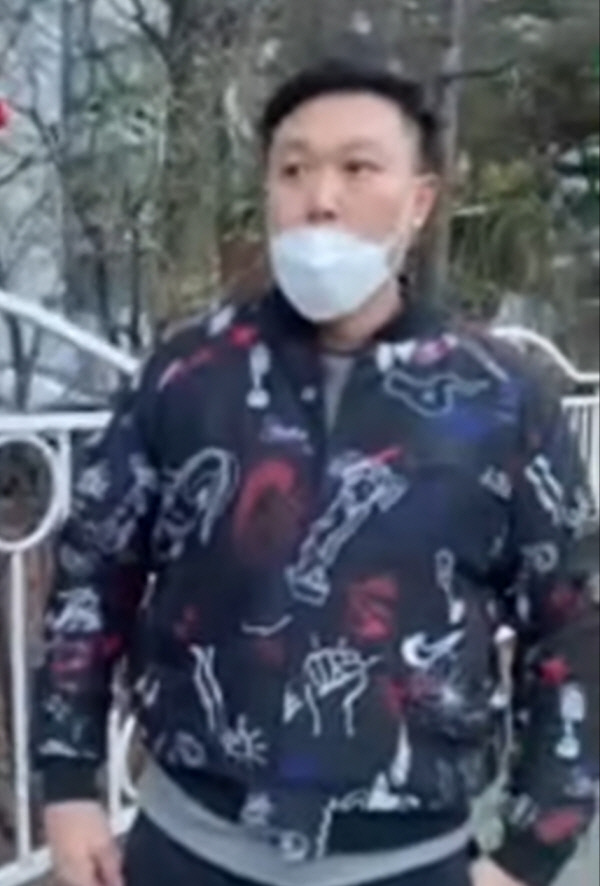 지난 12일 아동 성폭행범 조두순 출소 당시 촬영된 이종격투기 명현만 선수의 인터넷방송 영상 캡처.