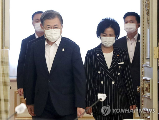 문재인 대통령과 추미애 법무부 장관이 9월 21일 오후 청와대에서 열린 제2차 국정원·검찰·경찰 개혁 전략회의에 참석하고 있다. [연합뉴스 자료사진]
