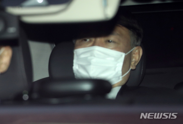 [서울=뉴시스]  윤석열 검찰총장이 15일 오후 서울 서초구 대검찰청에서 퇴근하고 있다. 2020.12.15.