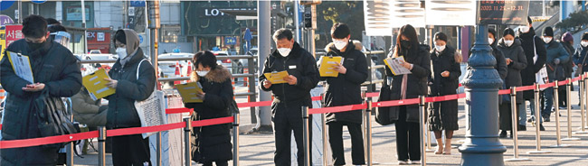 신종 코로나바이러스 감염증 무증상 확진자를 찾기 위해 서울역광장에 마련된 임시선별검사소에서 17일 오전 검사를 받으러 온 시민들이 길게 줄을 서서 차례를 기다리고 있다.  신창섭 기자