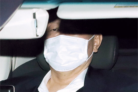 법무부 검사징계위원회에서 정직 2개월 처분을 받은 윤석열 검찰총장이 16일 오후 서울 서초구 대검찰청을 나서고 있다.   연합뉴스