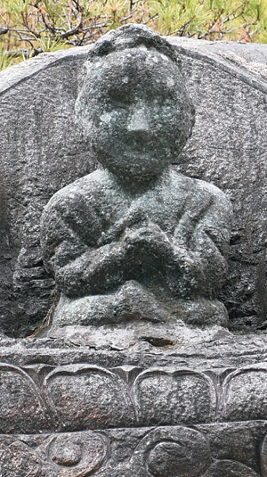 중산리의 작은 절집 천왕사 경내에 모셔진 지리산 산신인 ‘성모’ 석상. 1000년 전부터 지리산 천왕봉 아래 산신각에 있던 것이라고 전해진다.