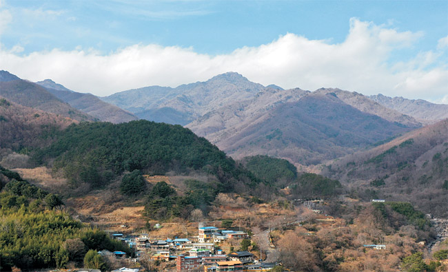 산청 중산리 마을에서 본 지리산의 모습. 마을 뒤 가장 높은 봉우리가 지리산 최고봉인 천왕봉이다. 구례의 성삼재와 노고단이 지리산의 서쪽 끝이라면 산청의 중산리 마을은 지리산의 동쪽 끝이다.