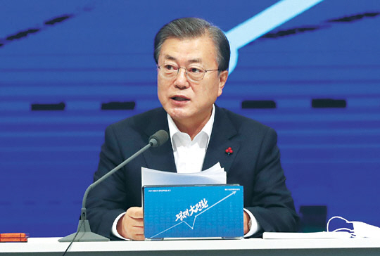문재인 대통령이 17일 오전 서울 중구 대한상공회의소에서 열린 ‘2021 경제정책 방향 보고회’에서 모두발언을 하고 있다.  연합뉴스