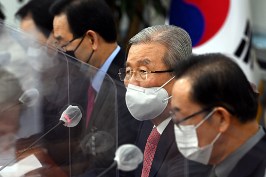 김종인(오른쪽 두 번째) 국민의힘 비상대책위원장이 17일 오전 국회에서 열린 비대위 회의에서 모두 발언을 하고 있다.