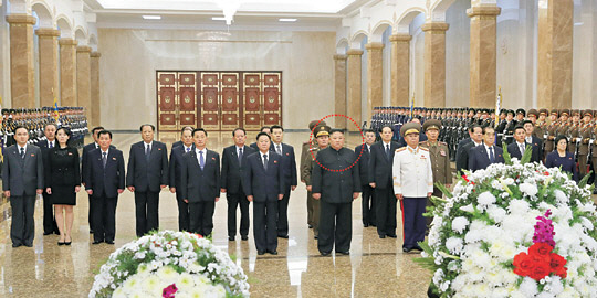 김정은(동그라미) 북한 국무위원장이 김정일 국방위원장 사망 9주기를 맞아 금수산태양궁전을 참배했다고 조선중앙통신이 17일 보도했다. 김정은 위원장 왼쪽은 최룡해 최고인민회의 상임위원장. 왼쪽 세 번째는 김여정 노동당 제1부부장.  연합뉴스