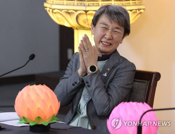정재숙 문화재청장이 16일 국립고궁박물관에서 온라인으로 진행된 제15차 유네스코 무형유산보호협약 정부 간 위원회 회의에서 연등회가 유네스코 인류무형문화유산에 등재되자 기뻐하고 있다. 연합뉴스