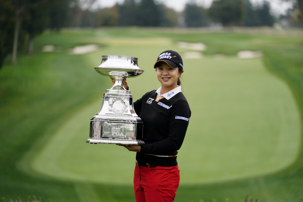 김세영이 지난 10월 12일 미국 펜실베이니아주 뉴타운 스퀘어의 애러니밍크골프클럽에서 KPMG 여자PGA챔피언십 우승 트로피를 들고 포즈를 취하고 있다. AP뉴시스