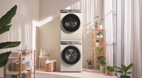 삼성 그랑데 AI 세탁기와 건조기가 수직으로 설치된 모습.