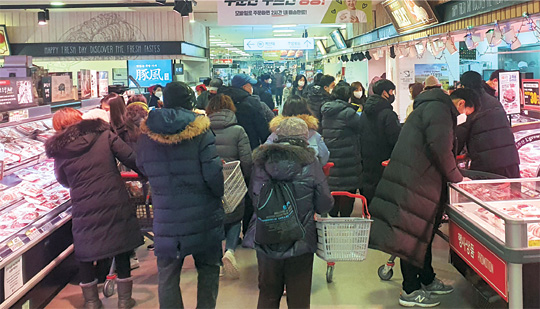 17일 오후 서울 노원구 중계동 롯데마트 중계점 식료품 코너에서 고객들이 제품을 살펴보고 있다.