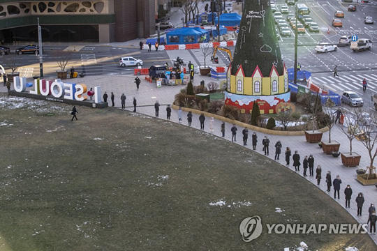 (서울=연합뉴스) 17일 오후 서울 중구 태평로 시청 앞 서울광장에 마련된 신종 코로나바이러스 감염증(코로나19) 임시 선별검사소 인근에서 시민들이 검사를 받기 위해 차례를 기다리고 있다. 2020.12.17