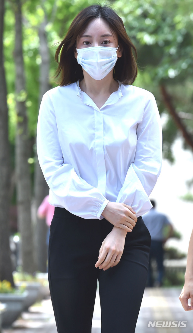 【수원=뉴시스】 마약 투약 등의 혐의로 구속된 남양유업 창업주의 외손녀 황하나(31)씨가 1심에서 징역1년에 집행유예 2년을 선고 받고 19일 오전 경기도 수원시 팔달구 수원구치소를 나오고 있다. 2019.07.19.