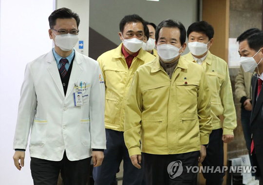 (평택=연합뉴스) 정세균 국무총리가 코로나19 병상 현장점검으로 19일 오전 경기도 평택시에 있는 박애병원을 찾아 김병근 병원장(왼쪽)으로부터 설명을 들으며 이동하고 있다. 2020.12.19
