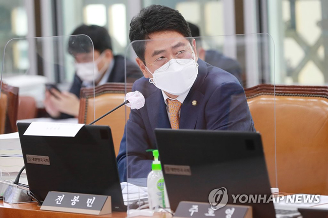 지난 10월 14일 국회에서 열린 보건복지위원회의 국민연금공단 국정감사에서 질의하는 국민의힘 전봉민 의원[연합뉴스 자료사진]