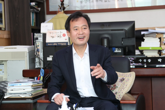 박겸수 강북구청장이 자신의 집무실에서 남은 1년 6개월여 임기 동안 해결해야 할 지역 주요 현안을 설명하고 있다.   강북구청 제공