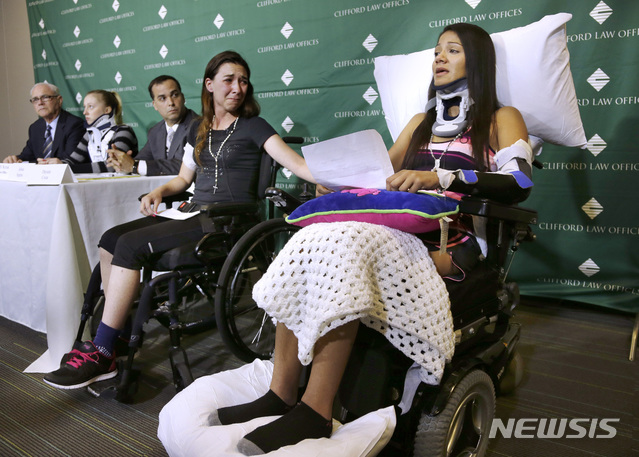 [보스턴= AP/뉴시스] 2014년 6월17일 보스턴의 재활병원에서 기자회견하는 서커스 사고 피해 여성곡예사 다이아나 코스타(맨 오른쪽)와 줄리사 세그레라( 오른쪽 두 번째)가 눈물을 흘리며 성명서를 읽고 있다. 이들은 5월4일 공연에서 고정 금속핀이 부러지는 바람에 높이 6m에서 8명이 함께 추락해 중상을 입었다. ( AP통신 자료사진)