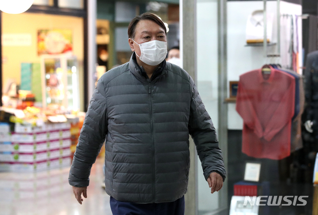 [서울=뉴시스]윤석열 검찰총장이 정직 2개월 징계처분 집행정지 심문을 하루 앞둔 21일 오후 서울 서초구 자택 인근 상가에서 이동하고 있다. 2020.12.21.