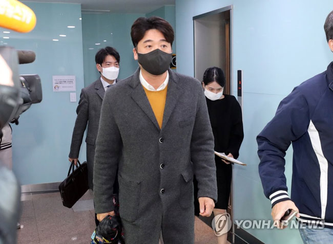 (서울=연합뉴스) 최재구 기자 = KBO에 ‘키움 구단과 관계자에 관한 품위손상징계요구서’를 제출한 키움 히어로즈 이택근 선수가 22일 서울 강남구 도곡동 한국야구위원회에서 열린 상벌위원회에 참석하고 있다. 2020.12.22