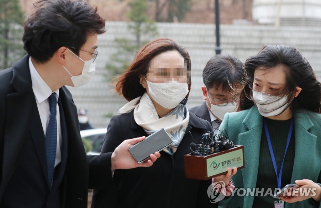 (서울=연합뉴스) 자녀 입시비리와 사모펀드 투자 의혹 등 혐의로 재판에 넘겨진 조국 전 법무부 장관의 부인 정경심 동양대 교수가 23일 오후 서울 서초구 서울중앙지법에서 열리는 1심 선고공판에 출석하고 있다.