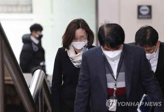 (서울=연합뉴스) 자녀 입시비리와 사모펀드 투자 의혹 등 혐의로 재판에 넘겨진 정경심 동양대 교수가 23일 오후 서울 서초구 서울중앙지법에서 열리는 1심 선고 공판에 출석하고 있다. 2020.12.23