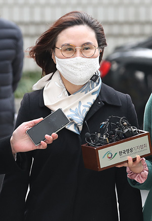 자녀 입시비리와 사모펀드 투자 의혹 혐의 등으로 징역 4년을 선고받은 정경심 동양대 교수가 23일 오후 서울 서초구 서울중앙지법 법정으로 향하면서 기자들의 질문을 받고 있다. 뉴시스