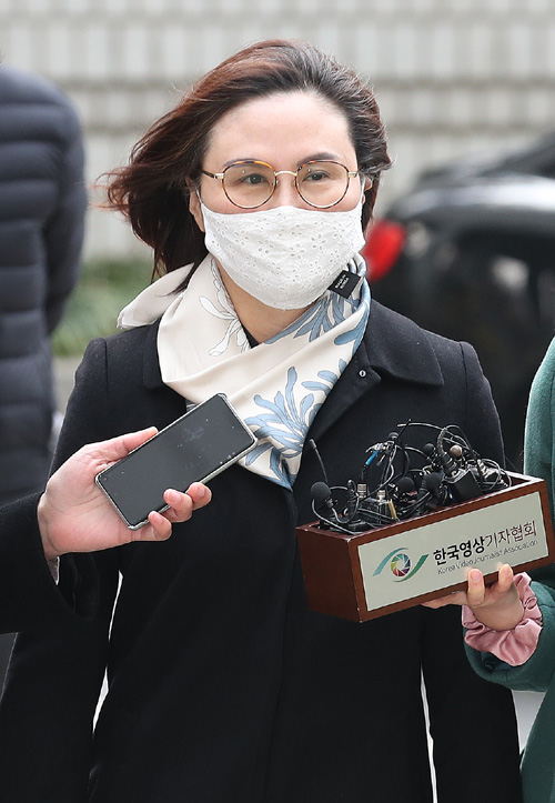 자녀 입시비리와 사모펀드 투자 의혹 혐의 등으로 징역 4년을 선고받은 정경심 동양대 교수가 23일 오후 서울 서초구 서울중앙지법 법정으로 향하면서 기자들의 질문을 받고 있다. 뉴시스