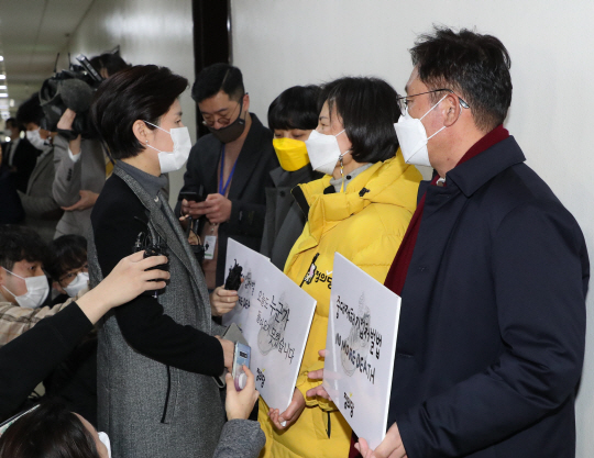 백혜련(왼쪽) 국회 법제사법위원회 법안심사제1소위 위원장이 24일 국회에서 법안심사소위 회의실 앞에서 중대재해기업처벌법 촉구 피켓 시위를 하는 강은미(오른쪽 두 번째) 정의당 원내대표와 이야기를 나누고 있다. 국회사진기자단