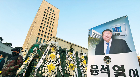 윤석열 검찰총장의 ‘정직 2개월’ 징계 집행정지 신청에 대한 법원의 두 번째 심문기일이 열리는 24일 서울 서초구 대검찰청 앞에서 윤 총장 지지자들이 지지 시위를 벌이고 있다.