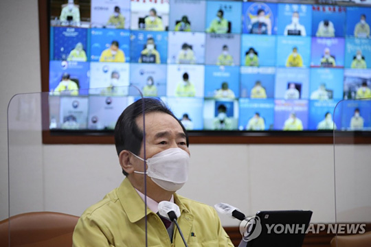 (서울=연합뉴스) 정세균 국무총리가 24일 오전 정부서울청사에서 열린 신종 코로나바이러스 감염증(코로나19) 대응 중앙재난안전대책본부(중대본) 회의를 주재하고 있다. 2020.12.24
