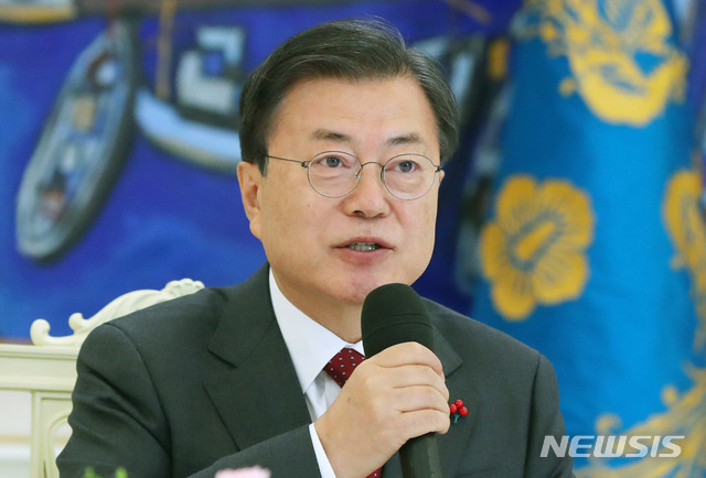 [서울=뉴시스]문재인 대통령이 지난 22일 오전 청와대 본관에서 열린 ‘5부요인 초청 간담회’에 참석해 인사말을 하고 있다. 2020.12.22.