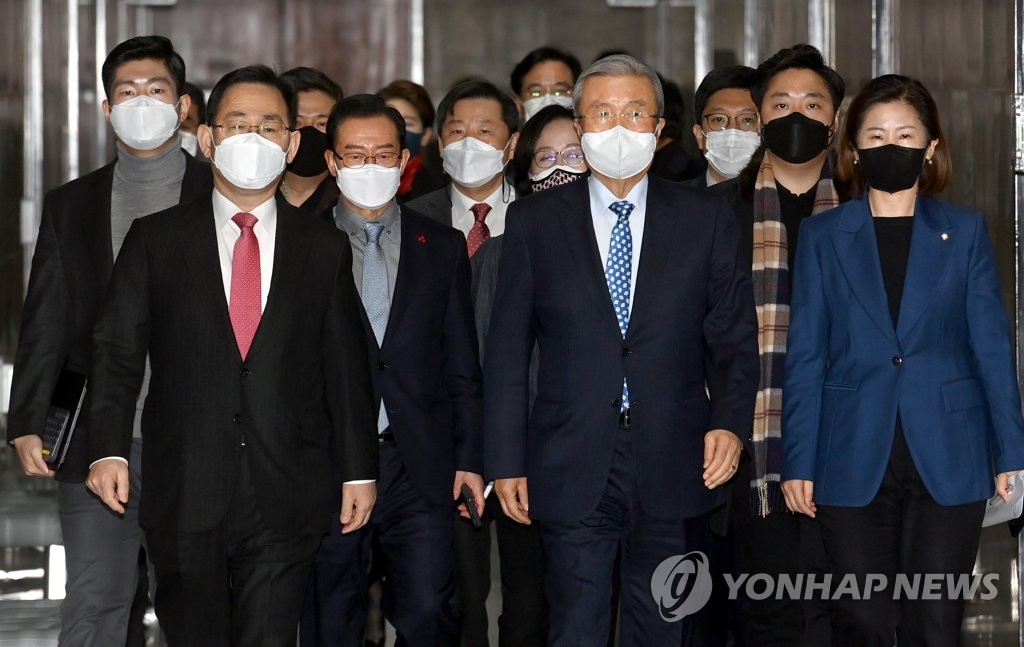 (서울=연합뉴스) 국민의힘 김종인 비상대책위원장, 주호영 원내대표와 비대위원들이 24일 국회에서 열린 비상대책위원회의에 입장하고 있다. 2020.12.24