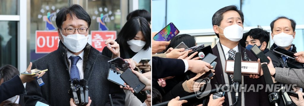 법무부 측 변호인 이옥형 변호사(왼쪽)와 윤석열 검찰총장 측 변호인 이석웅 변호사가 24일 오후 서울 서초구 서울행정법원에서 열린 윤 총장에 대한 정직 처분 집행정지 재판 2차 심문을 마친 뒤 취재진의 질문에 답하고 있다.