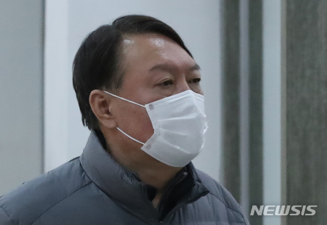 [서울=뉴시스] 윤석열 검찰총장이 정직 2개월 징계처분 집행정지 심문을 하루 앞둔 지난 21일 오후 서울 자택 인근 상가에서 이동하고 있다. 2020.12.21.