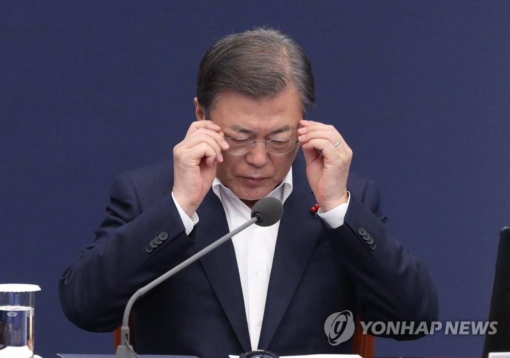 문대통령 “국민혼란 사과, 법원결정 존중…檢 성찰계기 되길” [연합뉴스 자료사진]